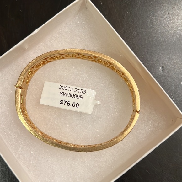 NWT Gold tone clasp bracelet with Swarovski crystals. - Picture 8 of 9